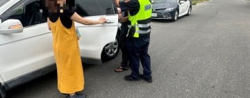 八旬老翁低血糖摔倒路旁 暖警伸援送返家