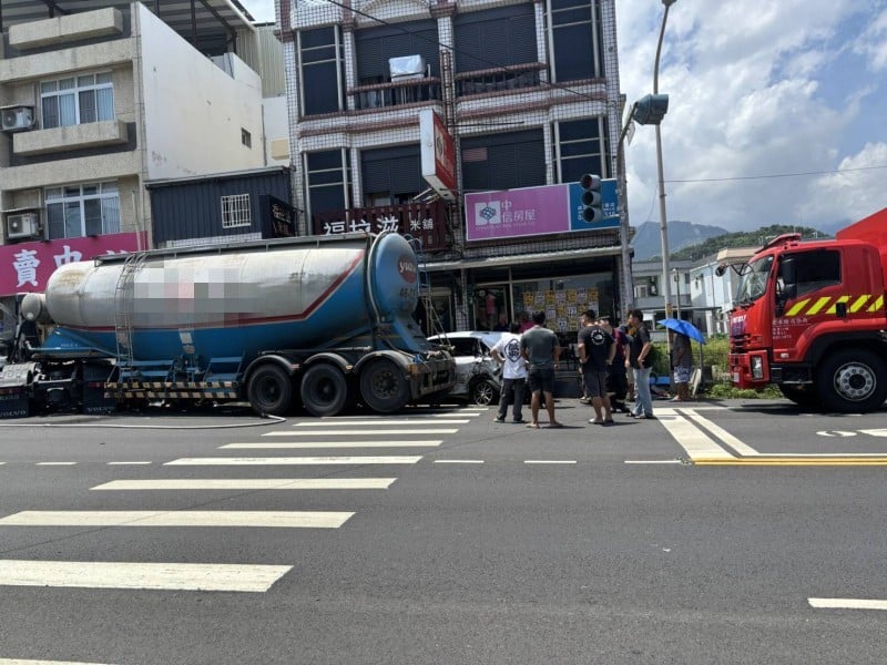 台11線聯結車失控撞上路邊兩台車再撞入民宅