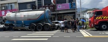台11線聯結車失控撞上路邊兩台車再撞入民宅
