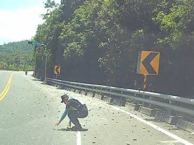 彎道路面突現大量碎石 ! 疑大貨車載運途中散落 初鹿警即時疏導排除