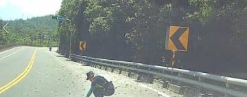 彎道路面突現大量碎石 ! 疑大貨車載運途中散落 初鹿警即時疏導排除