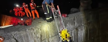 民眾暗夜跌落石梯漁港涵洞 海巡消防成功救出