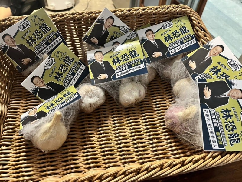「凍蒜」真的送蒜頭！林恐龍推出創意競選小物吸睛