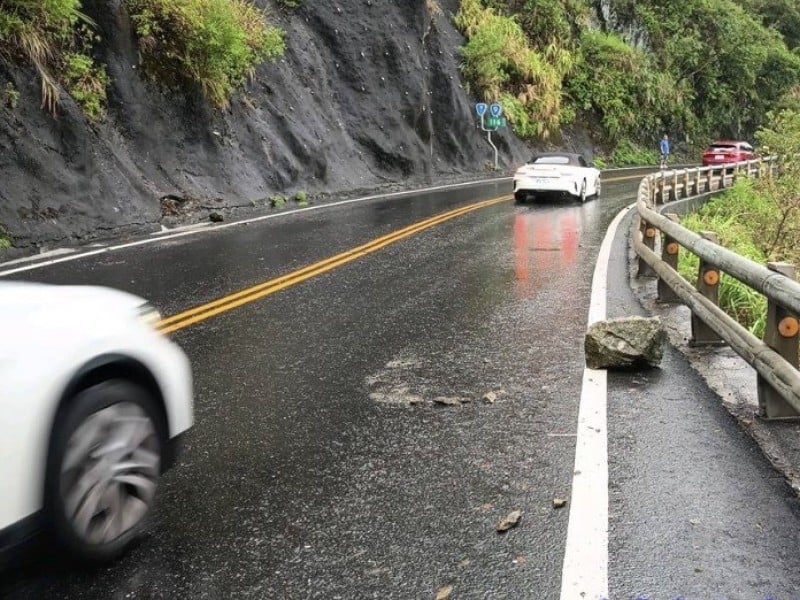 台9線東澳路段驚傳落石砸車　小客車遭擊中幸無人傷、事故已排除