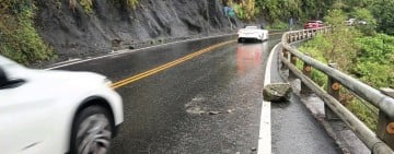 台9線東澳路段驚傳落石砸車　小客車遭擊中幸無人傷、事故已排除