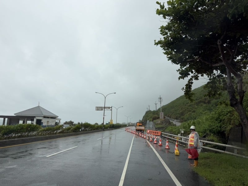 台11線鹽寮路段邊坡受雨勢影響　今上午10時起南下外側車道管制
