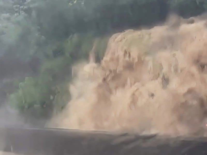 豪雨狂炸！台一線枋山段爆土石流 泥流如瀑布奔騰衝車道「北上全封、南下單線雙向通行」