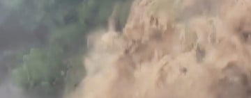 豪雨狂炸！台一線枋山段爆土石流 泥流如瀑布奔騰衝車道「北上全封、南下單線雙向通行」