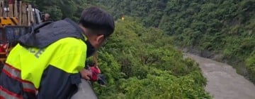 遊客登仙橋被「潑猴」搶包包丟溪谷