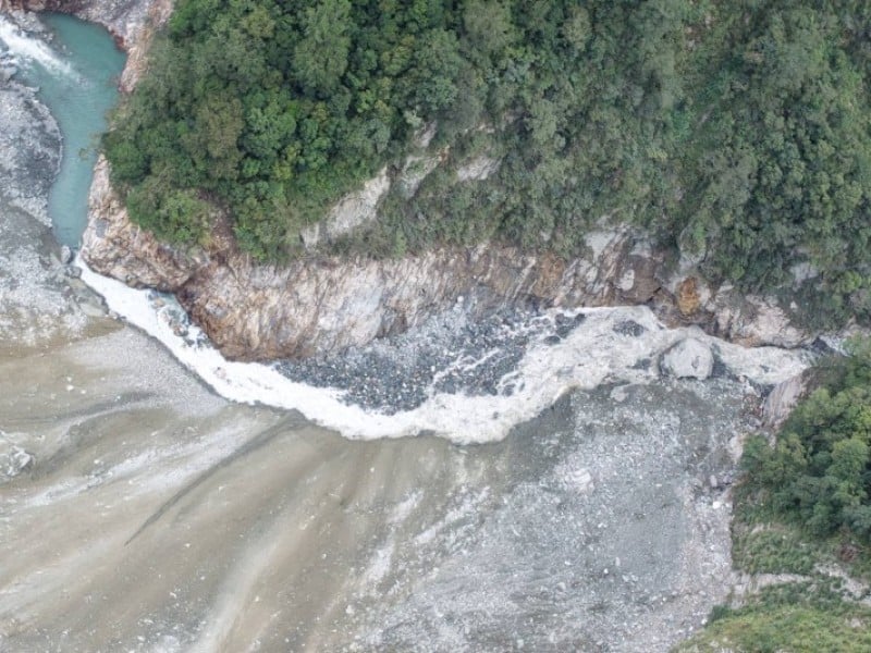 萬里溪堰塞湖仍穩定溢流 馬太鞍溪上游仍有殘存土砂