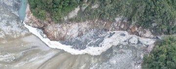 萬里溪堰塞湖仍穩定溢流 馬太鞍溪上游仍有殘存土砂