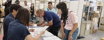玉里鎮九合一選舉首日領表 共30人領取參選登記表 : 鎮長1人、鎮民代表10人、里長19人