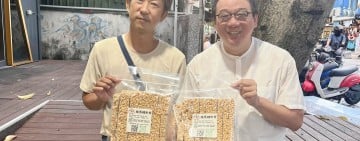 地震後店面沒了，花蓮夫妻把米香攤搬上發財車，用一聲「磅」重新找回老客人