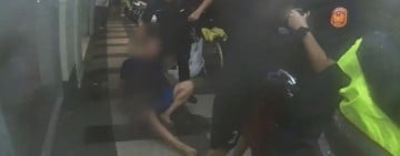 兩男在花蓮市街頭扭打