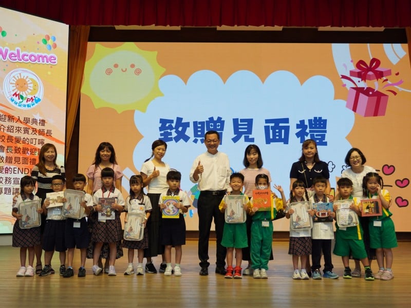 大手牽小手闖關打卡迎開學　明義國小142位新生走過「智慧門」歡喜入學