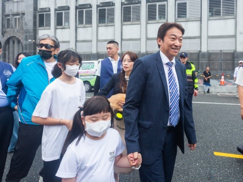 家人陪同登記參選花蓮縣長 魏嘉賢拋12本「未來存摺」