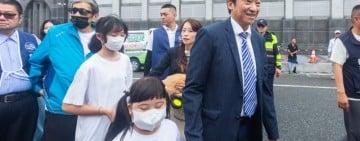 家人陪同登記參選花蓮縣長 魏嘉賢拋12本「未來存摺」