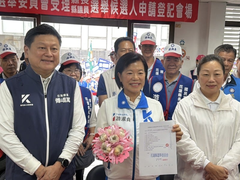 游淑貞完成花蓮縣長登記　傅崐萁、徐榛蔚陪同力挺：即起請假拚「黃金10年」