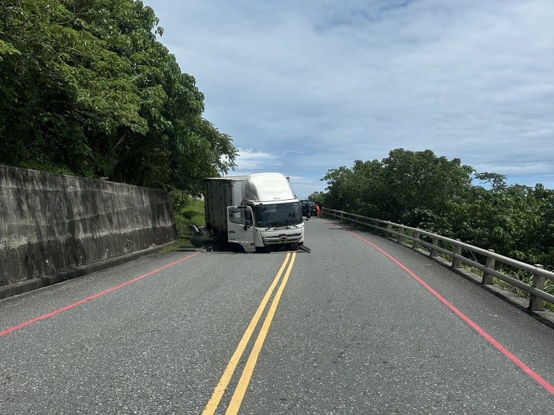 北上出新社隧道處 貨車自撞受損漏油 警及時排除
