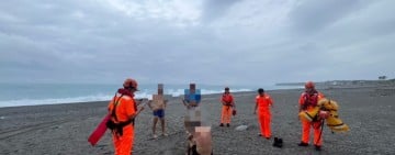 外籍遊客七星潭戲水受困