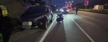 微電車自撞路旁自小客 騎士重傷送醫