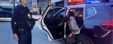 男子疑不勝酒力倒臥路旁　北埔警暖心護送返家