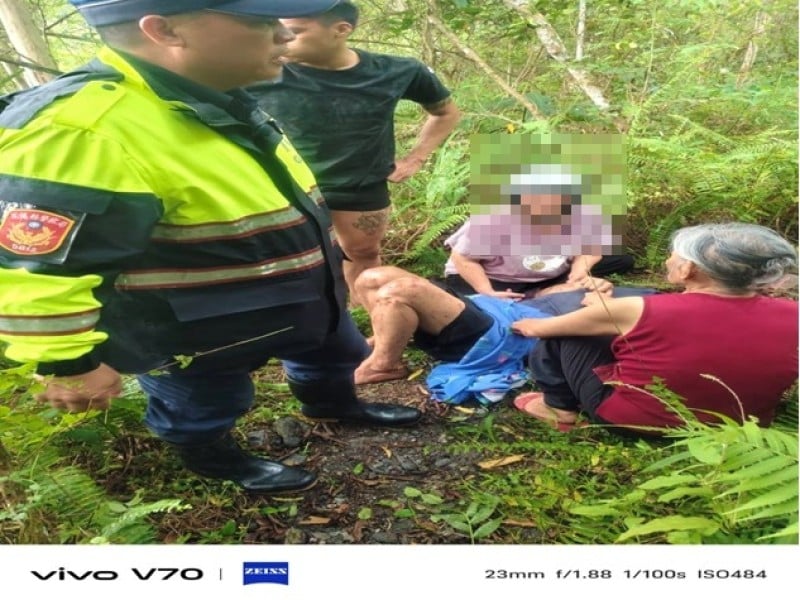 3天沒吃東西「失蹤男倒臥深山」！鳳警消循線尋獲 接力抬出獸徑送醫