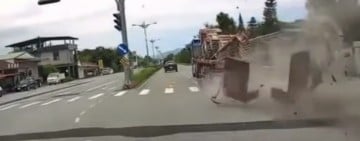 大型裝載卡車貨物突掉落 ! 女駕駛兒子嚇傻PO網 網友：媽媽的反應太好了　
