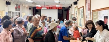 體檢、講習到換照一次接力 豐濱71位長者在地完成高齡換照