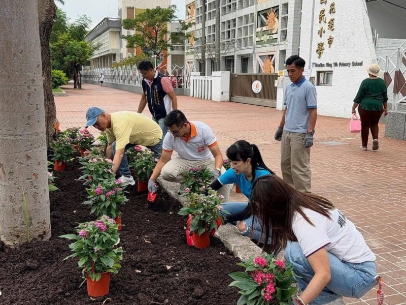 在車水馬龍的市中心，為孩子留一方蝶舞花香：明義國小「招風引蝶」校門花圃暖心蛻變