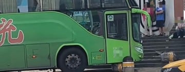 明禮路口大客車撞防撞柱 事故肇因待查