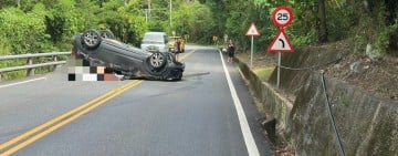 疑打瞌睡逆向翻車 ! 台11芭崎瞭望台下坡處 事故排除中