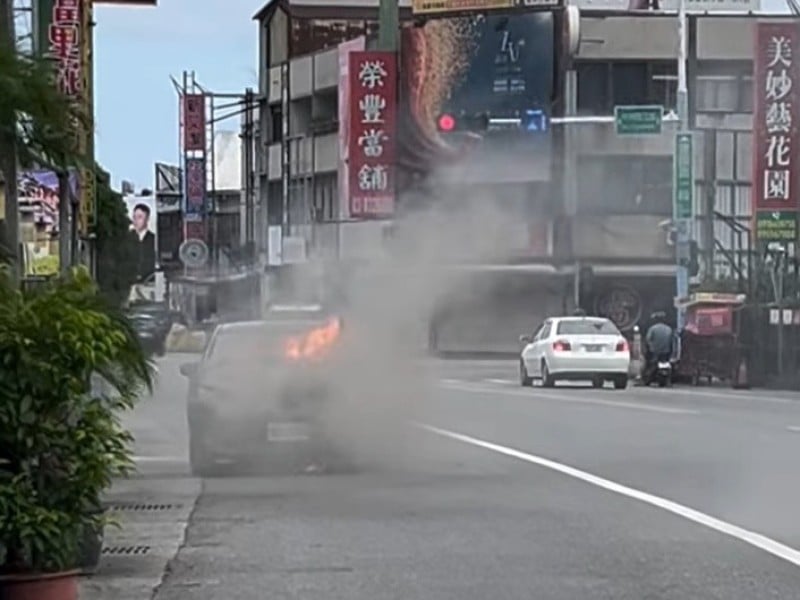 花蓮建國路近中央路口驚見汽車冒黑煙　疑車輛悶燒原因待查