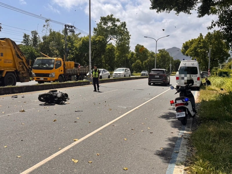 民間救護車與機車路口交岔撞  吉安警迅速到場疏導處置