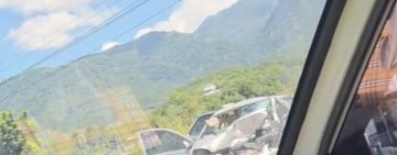 富里台9線竹田路段 小客車車頭撞毀 警消現場救援、排除中