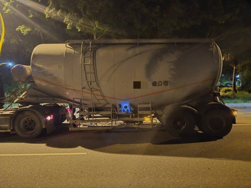 機車與曳引車路口相撞 騎士骨折送醫