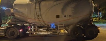 機車與曳引車路口相撞 騎士骨折送醫