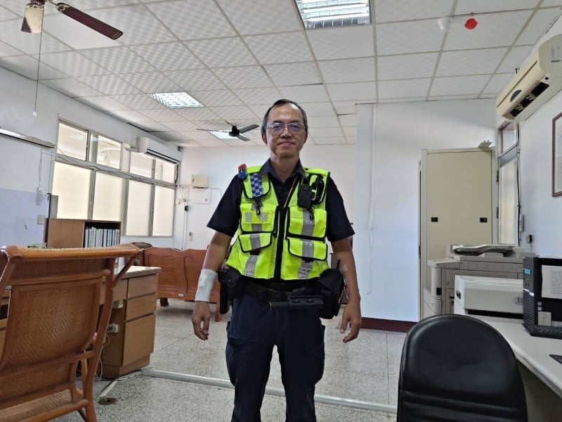 流浪犬掉入水坑受困 員警救牠還被咬