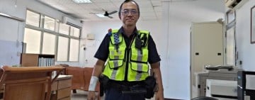 流浪犬掉入水坑受困 員警救牠還被咬