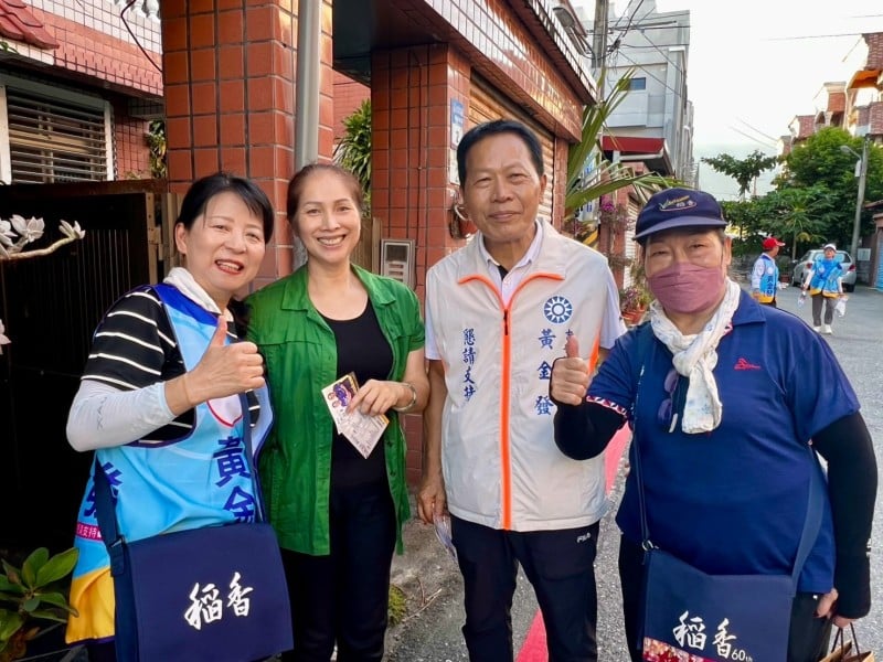 黃金發走訪稻香村拜票　運動民眾隔著欄杆熱情加油