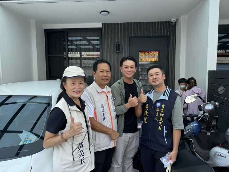 黃金發走進慶豐村拜票　鄉親熱情握手、加油打氣