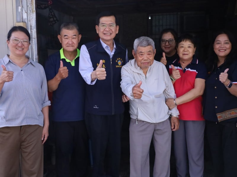 新城鄉長何禮臺親訪104歲人瑞杜前雨 致贈敬老禮金關懷長者健康