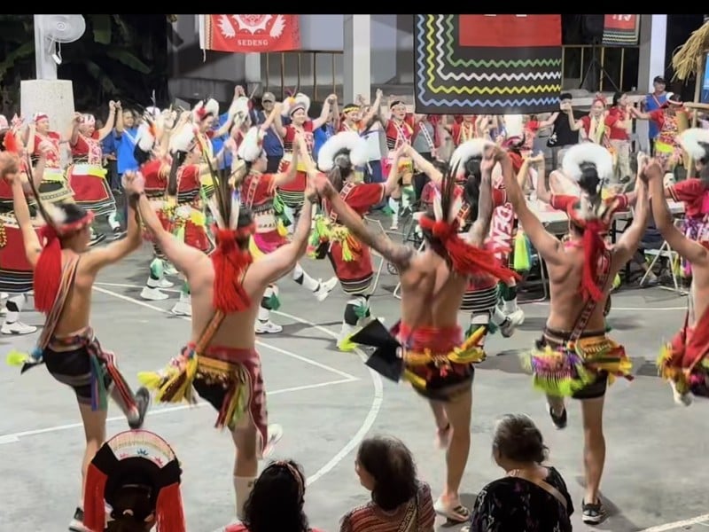 秀姑巒溪畔青年接棒傳唱古調！瑟冷部落祭歌祭舞 神父劉一峰攜法國志工讚賞