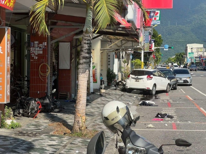 市區中山路疑發生撞車事故！白色轎車未掛車牌、多輛機車倒地 民眾早上報警詢問   