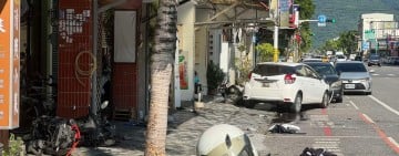 市區中山路疑發生撞車事故！白色轎車未掛車牌、多輛機車倒地 民眾早上報警詢問   