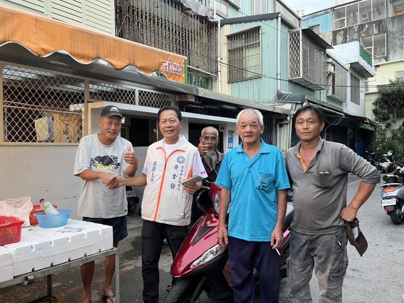 黃金發掃街腳步不停歇 鄉親巧遇握手打氣