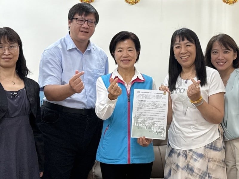游淑貞以教育人同理心傾聽教學現場 簽署教育訴求：讓政策從理解老師開始