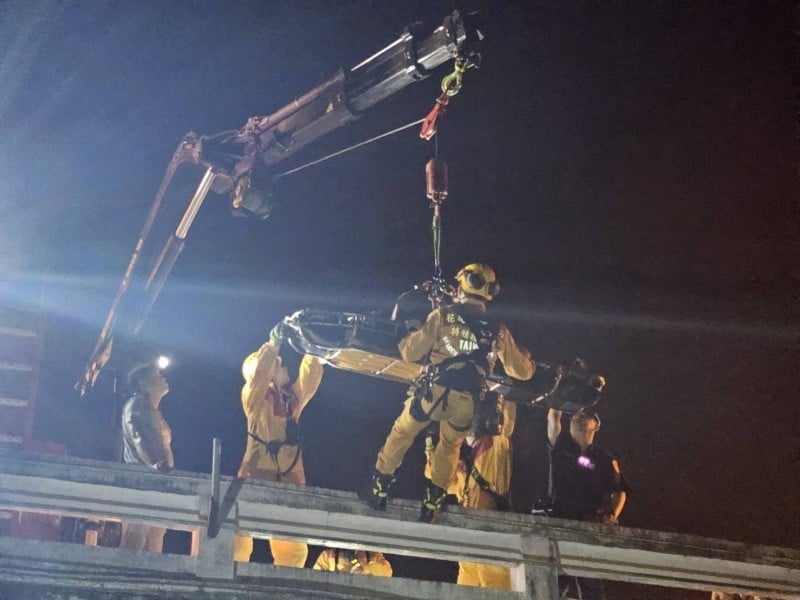男子深夜墜橋 警消火速救出送醫