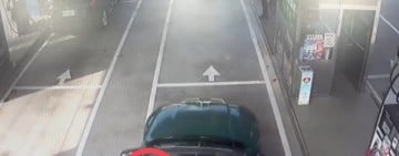 【這才叫神救援！】崁頂男20萬鈔票放車頂飆上國道 屏東警冒雨地毯式搜搜尋回