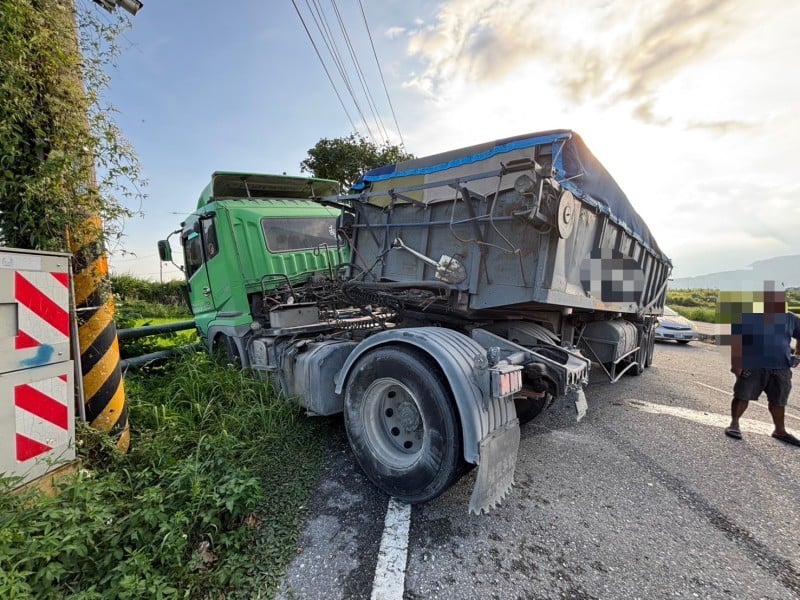 兩大車路口相撞 其中一台駕駛酒駕